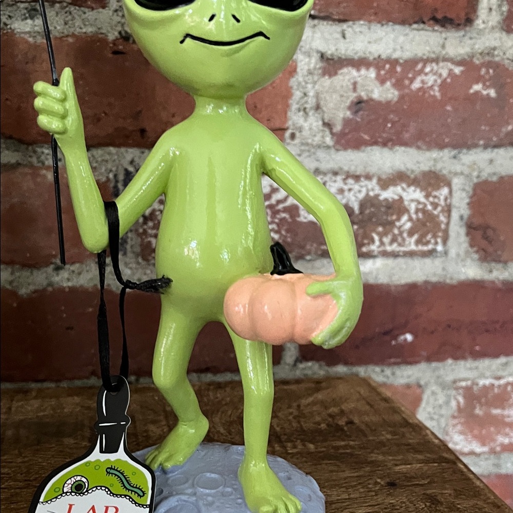 Alien Figurine with Bat and Pumpkin - Picture 5 of 8